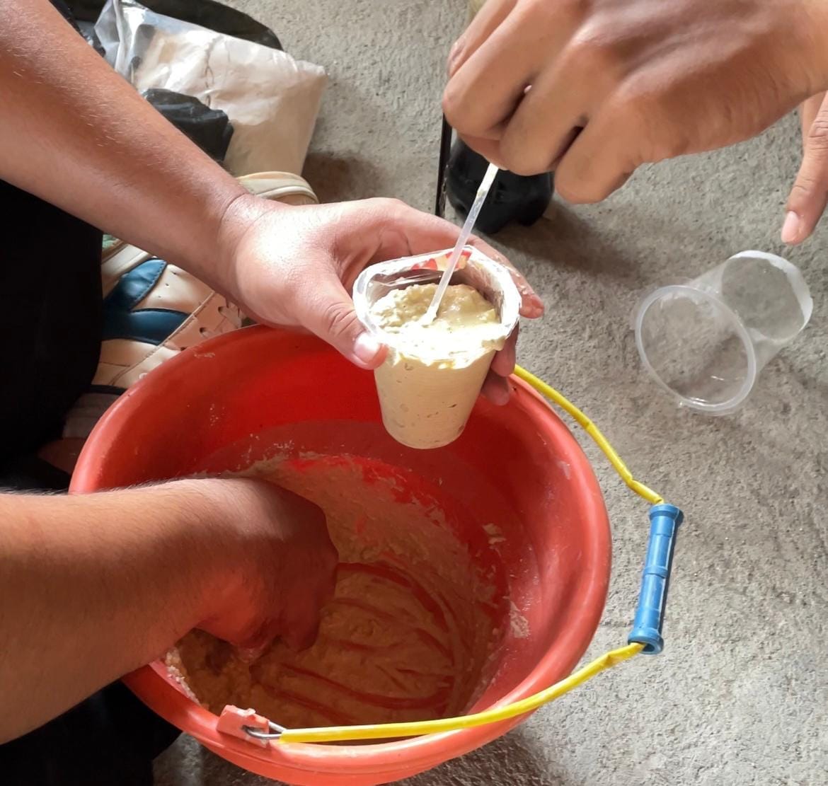 Mahasiswa KKN UNDIP Membersamai Masyarakat dalam Pembuatan dan Pemberian Multivitamin dan Mineral Blok untuk Ternak Desa Hadiluwih