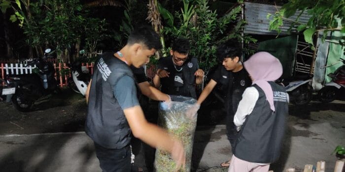 Mahasiswa KKN UNS Manfaatkan Rumput Liar menjadi Pakan Ternak Fermentasi