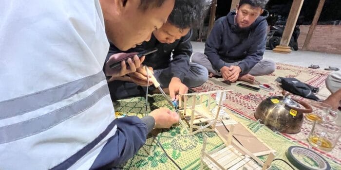 Mahasiswa KKN UNDIP Dampingi Pembuatan Modul Otomatis Berbasis Sensor Cahaya pada Lampu Penerangan Jalan Umum di Desa Hadiluwih