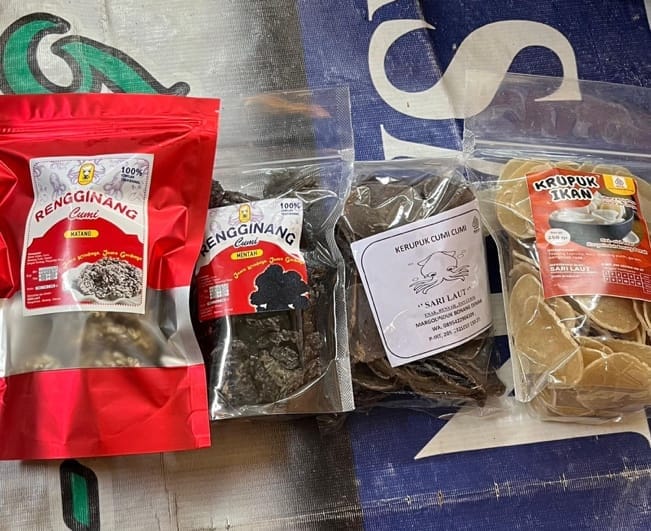 Mahasiswa KKN Undip Gali Potensi Pesisir untuk Perkuat UMKM dan Luncurkan Web Apps “Bahari Demak” A group of bags of food AI-generated content may be incorrect.