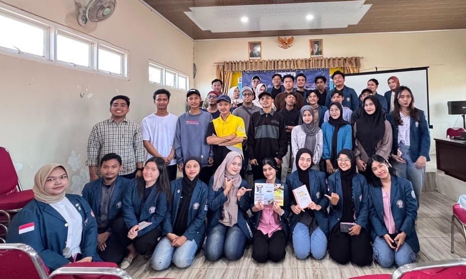 Mahasiswa KKN Undip Gali Potensi Pesisir untuk Perkuat UMKM dan Luncurkan Web Apps “Bahari Demak” A group of people posing for a photo AI-generated content may be incorrect.