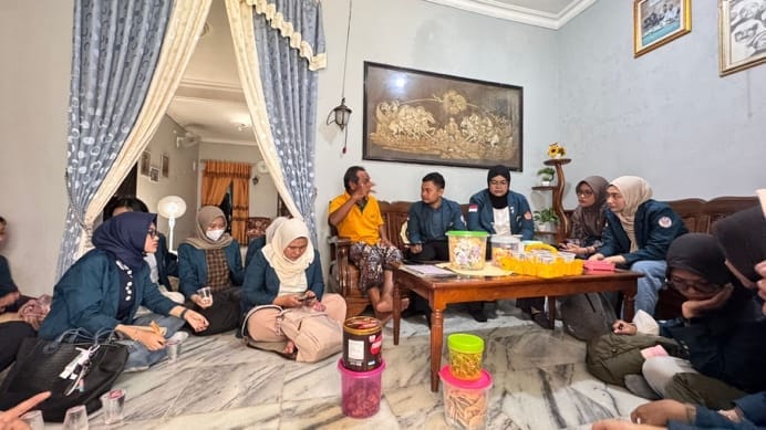 Mahasiswa KKN Undip Gali Potensi Pesisir untuk Perkuat UMKM dan Luncurkan Web Apps “Bahari Demak” A group of people sitting on the floor AI-generated content may be incorrect.