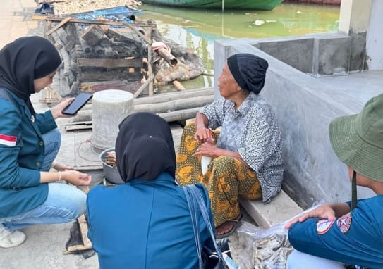 Mahasiswa KKN Undip Gali Potensi Pesisir untuk Perkuat UMKM dan Luncurkan Web Apps “Bahari Demak” A group of people sitting outside AI-generated content may be incorrect.