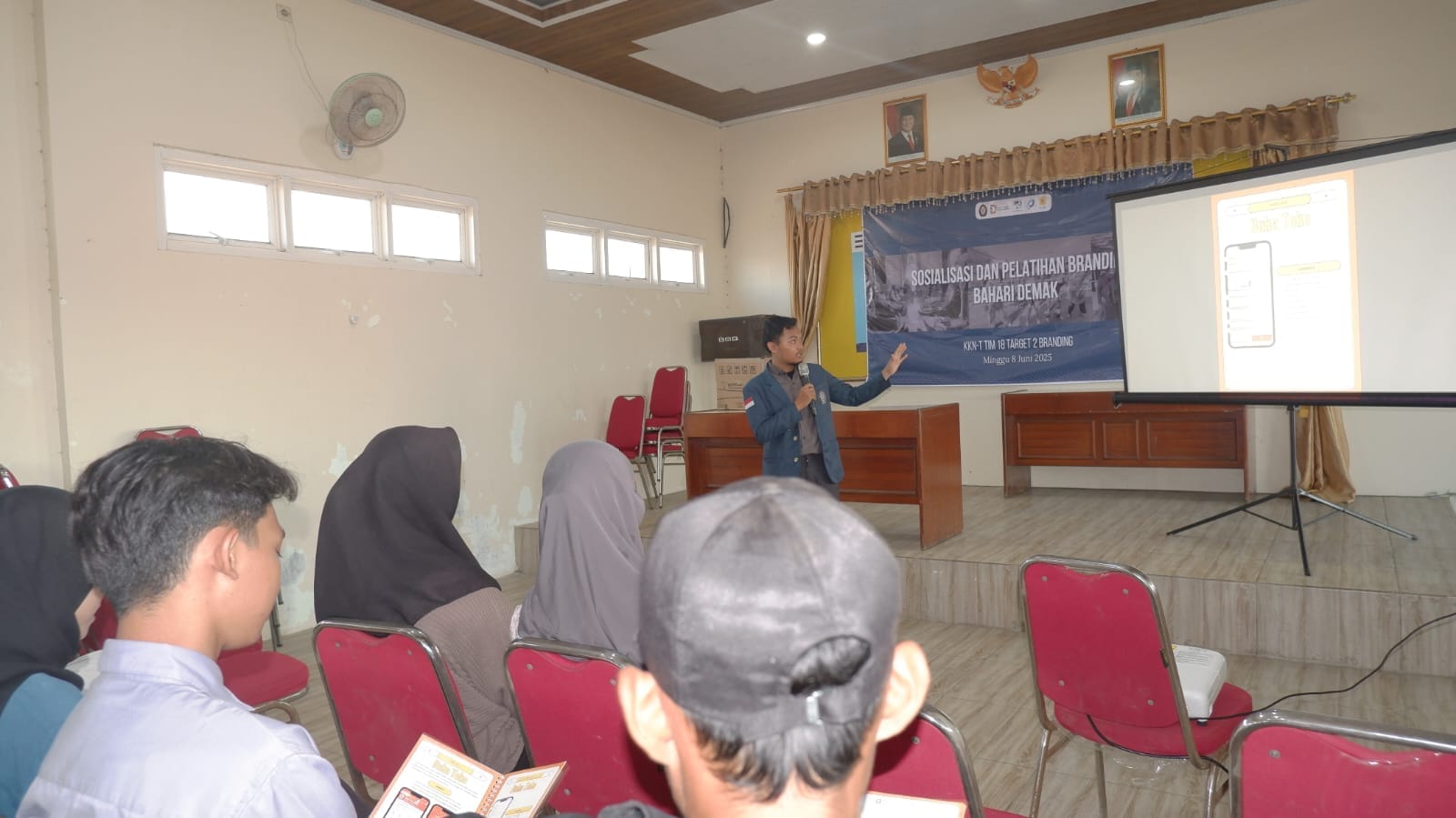 Mahasiswa KKN-T Undip Hadirkan Modul Shopee untuk Dukung UMKM Pesisir Demak Memperluas Pasar Sebuah gambar berisi pakaian, dalam ruangan, orang, teksKonten yang dihasilkan AI mungkin salah.