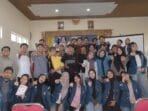 Sebuah gambar berisi pakaian, orang, Wajah manusia, dalam ruangan Konten yang dihasilkan AI mungkin salah.
