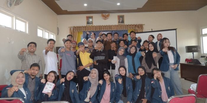 Sebuah gambar berisi pakaian, orang, Wajah manusia, dalam ruangan Konten yang dihasilkan AI mungkin salah.