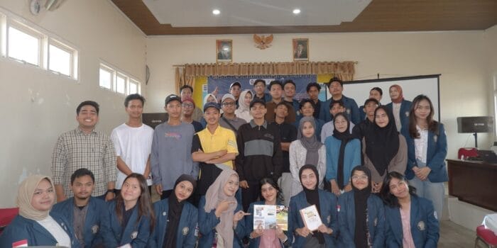 Sebuah gambar berisi pakaian, orang, Wajah manusia, dalam ruangan Konten yang dihasilkan AI mungkin salah.
