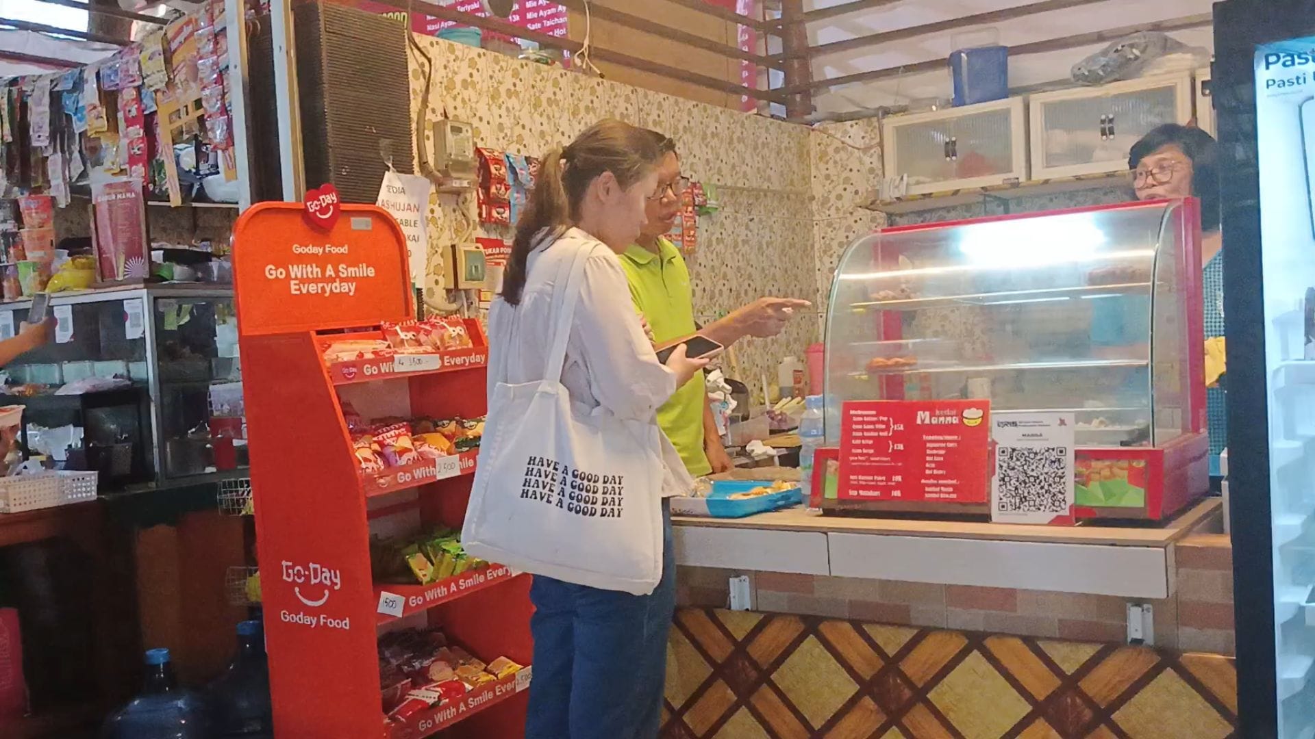 Mahasiswa KKN Tematik UNDIP Lakukan Pembuatan Barcode Informasi Nilai Gizi Menu Setiap Tenant Kantin FISIP