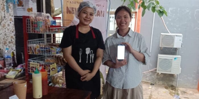 Dukung Sertifikasi Halal (Self-Declare), Mahasiswa KKN Tematik UNDIP Lakukan Pendataan dan Pengisian Daftar Bahan Makanan Tenant Kantin FISIP Melalui SiHalal