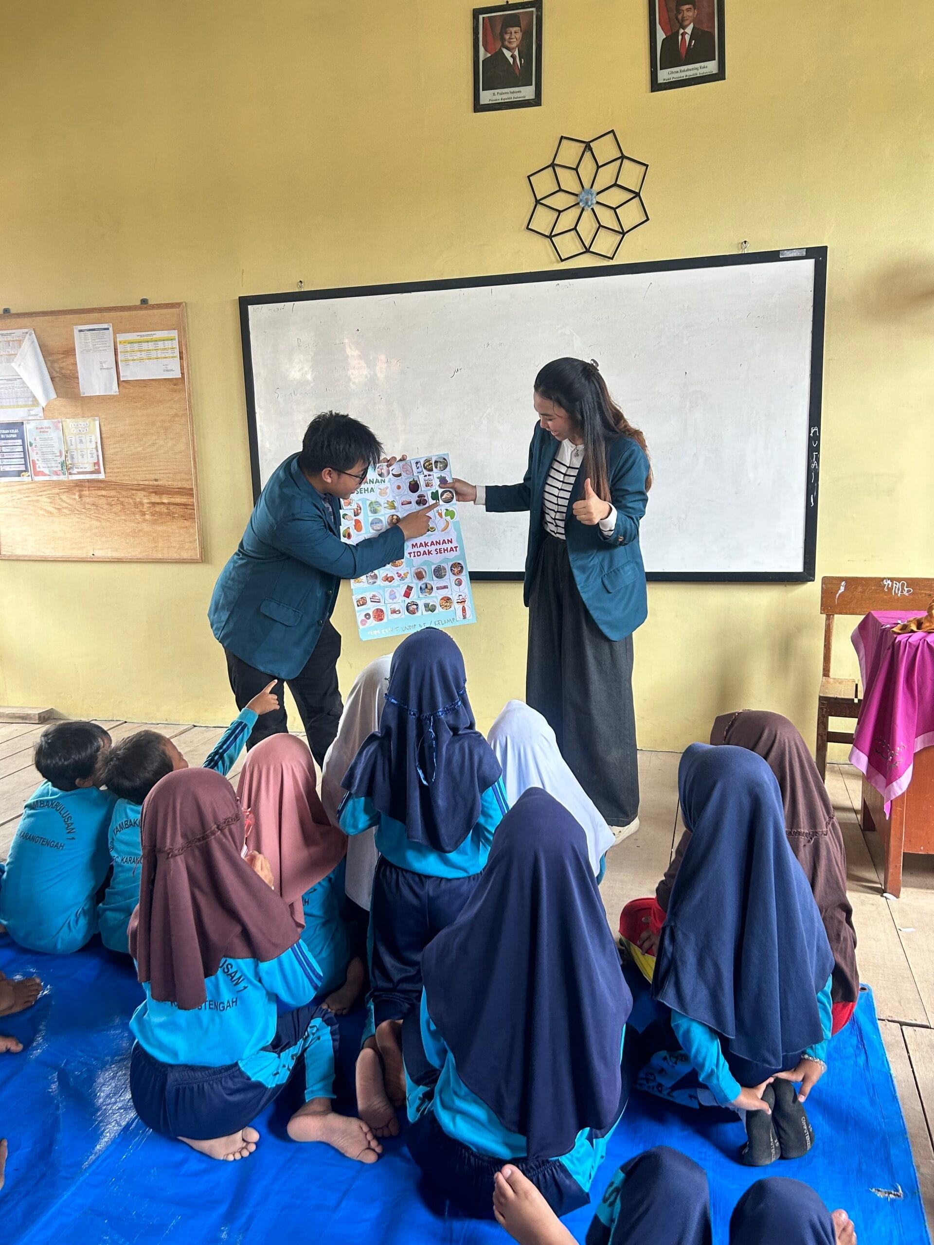 Mahasiswa KKN TIM 35 UNDIP Hadirkan Edukasi Hidup Sehat Melalui Dongeng Boneka dan Media Interaktif di SD Negeri 1 Tambakbulusan Mahasiswa KKN TIM 35 UNDIP Hadirkan Edukasi Hidup Sehat Melalui Dongeng Boneka dan Media Interaktif di SD Negeri 1 Tambakbulusan