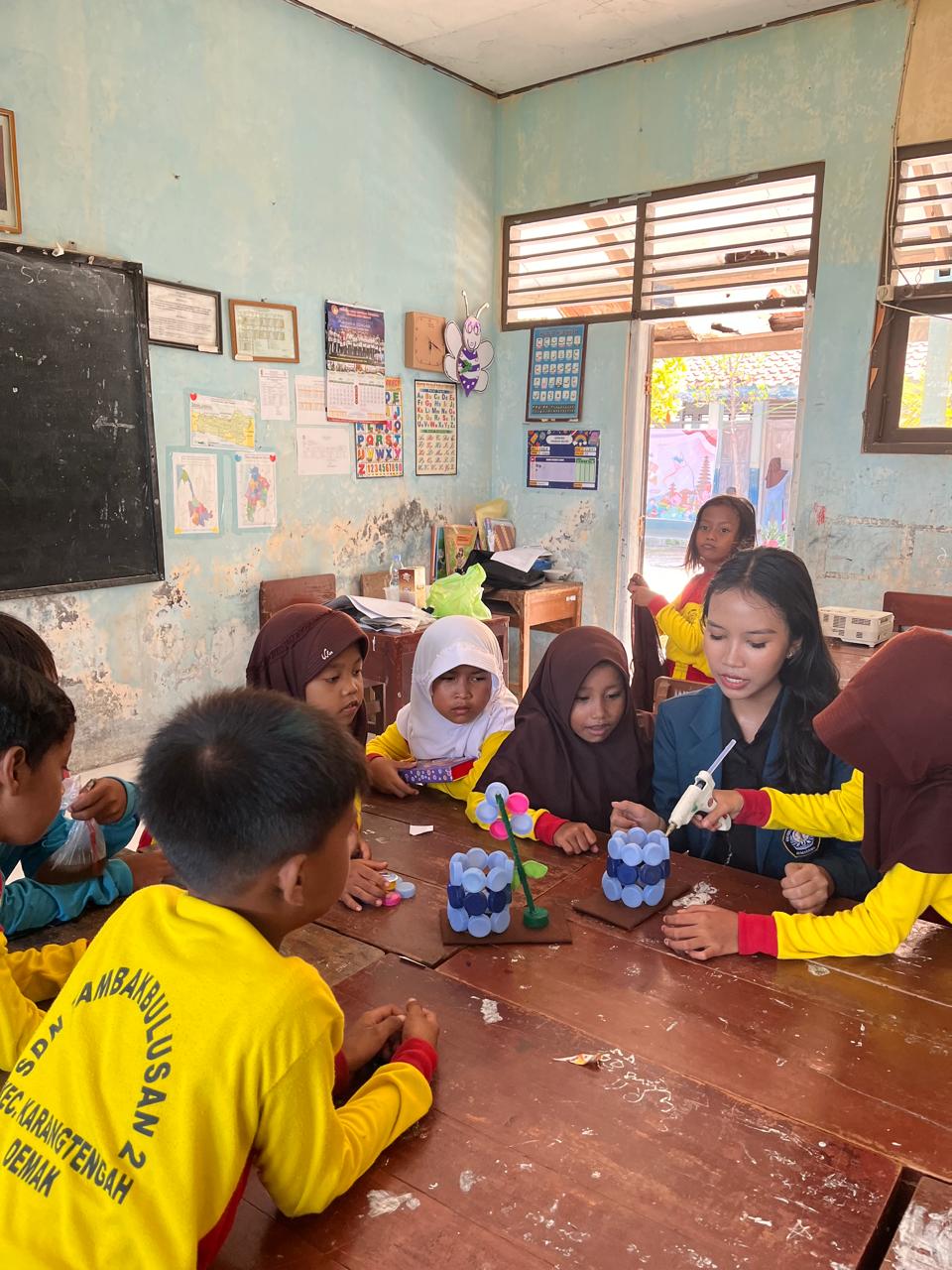 Mahasiswa KKN-T 35 UNDIP Ajak Siswa SDN Tambakbulusan 2, Demak Kenali Konsep 3R Lewat Kegiatan Kreatif Daur Ulang Mahasiswa KKN-T 35 UNDIP Ajak Siswa SDN Tambakbulusan 2, Demak Kenali Konsep 3R Lewat Kegiatan Kreatif Daur Ulang