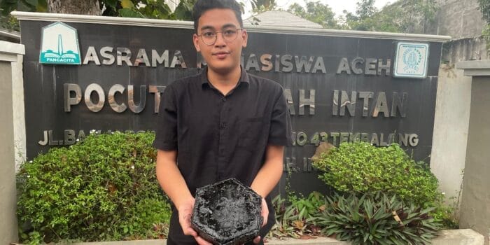 Mahasiswa KKNT TPST UNDIP Ubah Sampah Plastik Jadi Paving Block Ramah Lingkungan