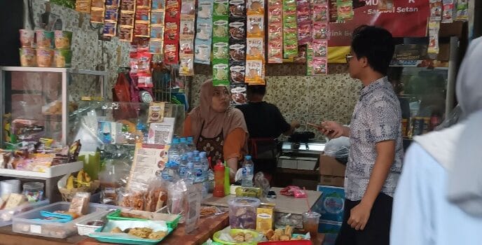 Mahasiswa KKN Tematik UNDIP Bantu Para Pemilik Kantin FISIP Membuat Akun SiHalal dalam Program Sertifikasi Halal