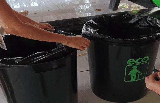 Mahasiswa KKN Tematik UNDIP Lakukan Pengadaan Tempat Sampah dan Poster Edukasi Pemilahan Sampah di Kantin FISIP