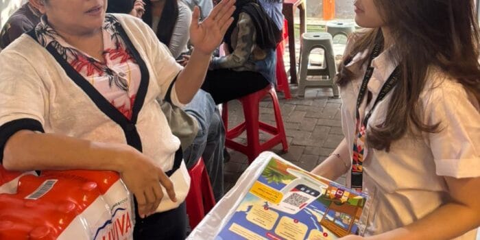 Dorong Transformasi Digital dalam Transaksi Harian, Mahasiswa KKN Tematik UNDIP Edukasi QRIS Soundbox di Kantin FISIP