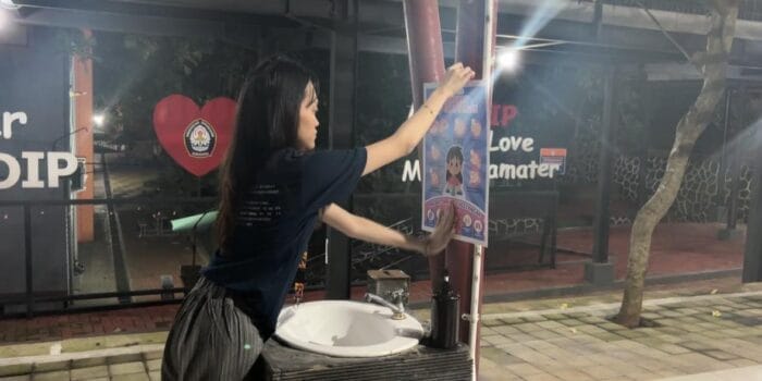 Langkah Menuju Hidup Sehat, Mahasiswa KKN Tematik UNDIP Edukasi Cuci Tangan Lewat Poster di Kantin FISIP