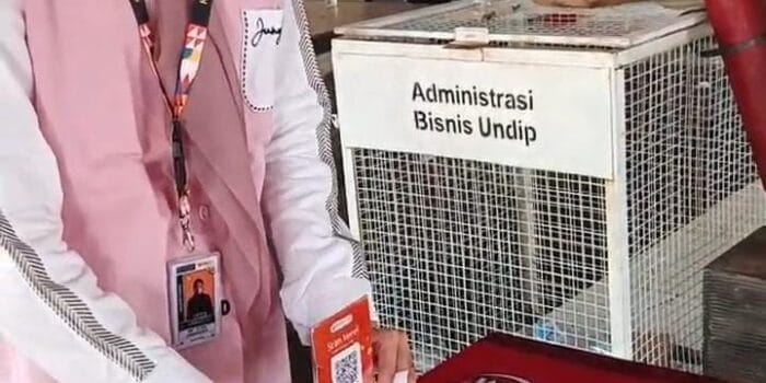 Tampung Aspirasi dari Pengunjung Kantin, Mahasiswa KKN UNDIP Hadirkan Pembuatan Barcode Feedback di Kantin FISIP UNDIP 