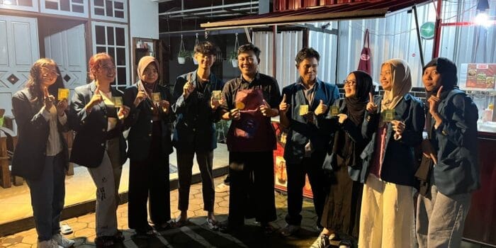 Mahasiswa KKN-T Tim 120 UNDIP Ciptakan QR Code Informasi Pedagang untuk Tingkatkan Keamanan Pangan Konsumen