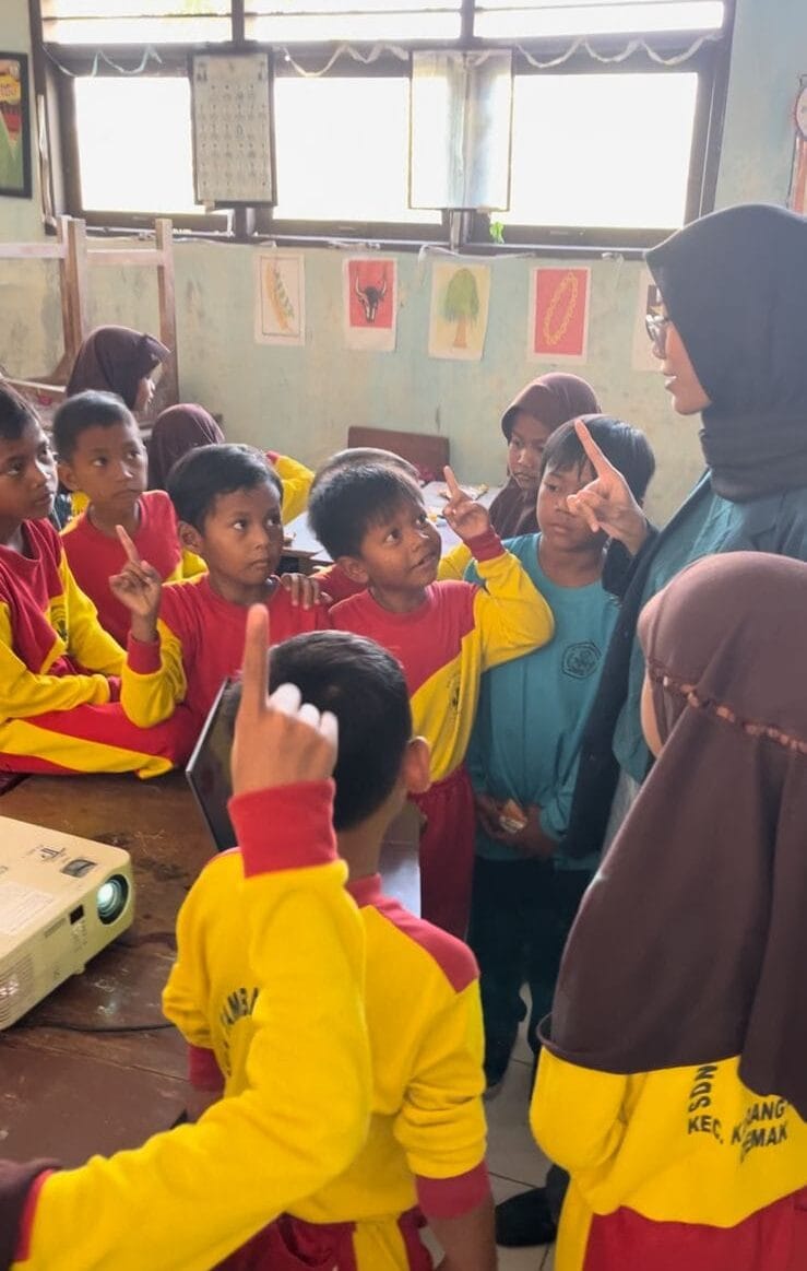 Mahasiswa KKN-T 35 UNDIP Tanamkan Cinta Laut Sejak Dini melalui Edukasi Visual di SDN Tambakbulusan 2, Demak Mahasiswa KKN-T 35 UNDIP Tanamkan Cinta Laut Sejak Dini melalui Edukasi Visual di SDN Tambakbulusan 2, Demak