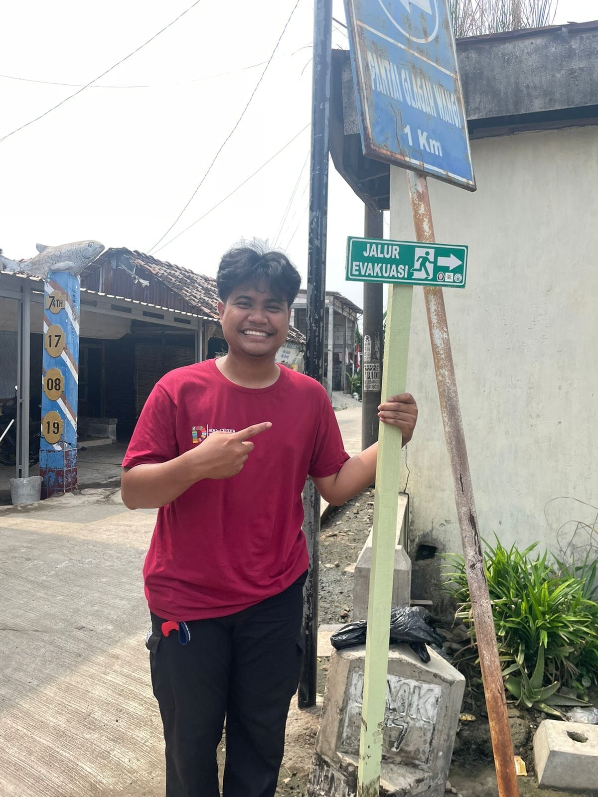 Mahasiswa KKN UNDIP Pasang Rambu Jalur Evakuasi di Desa Tambakbulusan untuk Tingkatkan Kesiapsiagaan Warga Mahasiswa KKN UNDIP Pasang Rambu Jalur Evakuasi di Desa Tambakbulusan untuk Tingkatkan Kesiapsiagaan Warga