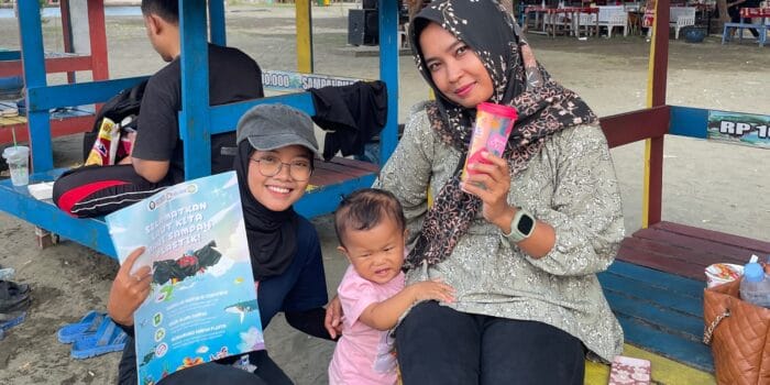 Mahasiswa KKN-T 149 Universitas Diponegoro Lakukan Sosialisasi dan Simulasi Perjalanan Sampah Laut di Pantai Tirang Semarang