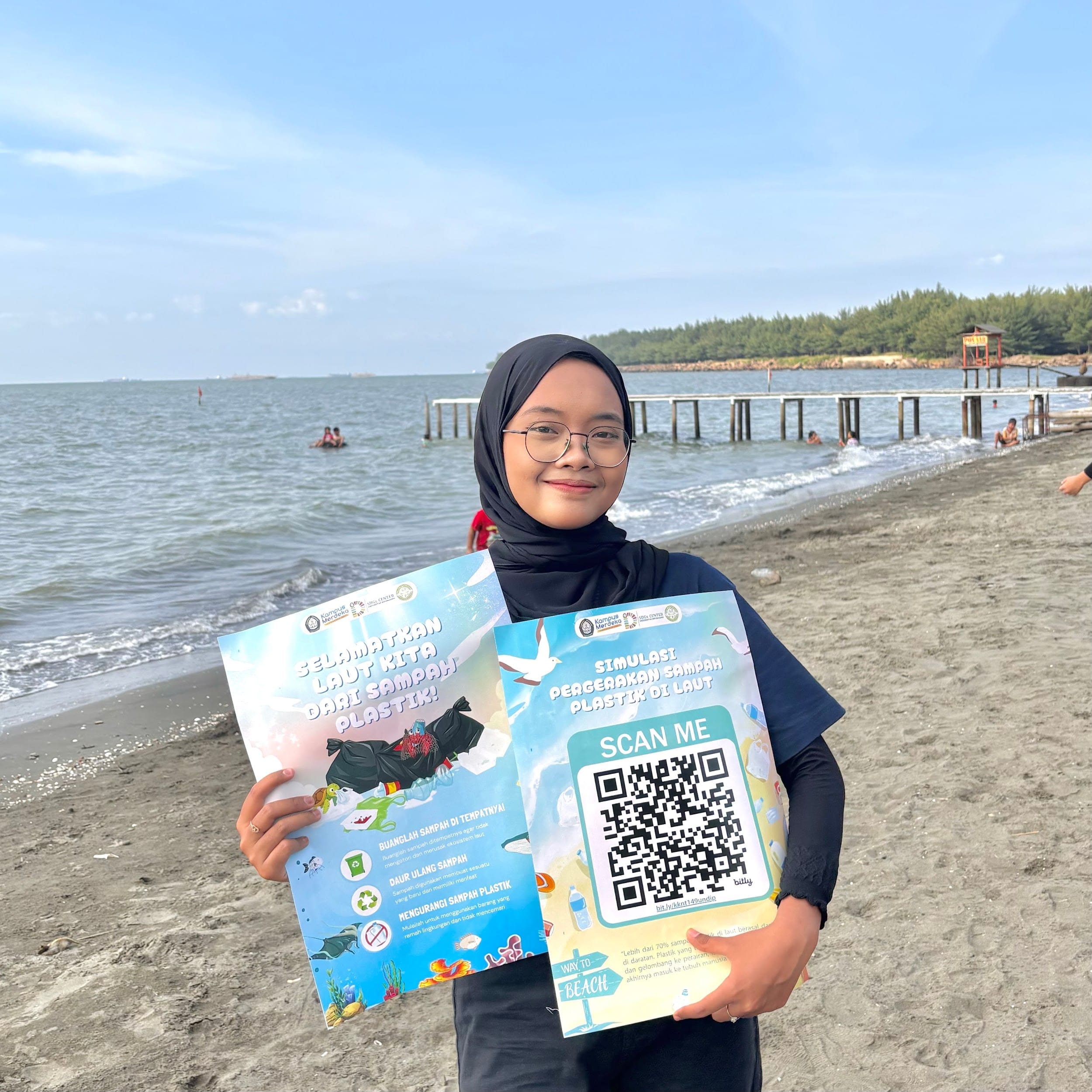 Mahasiswa KKN-T 149 Universitas Diponegoro Lakukan Sosialisasi dan Simulasi Perjalanan Sampah Laut di Pantai Tirang Semarang Mahasiswa KKN-T 149 Universitas Diponegoro Lakukan Sosialisasi dan Simulasi Perjalanan Sampah Laut di Pantai Tirang Semarang