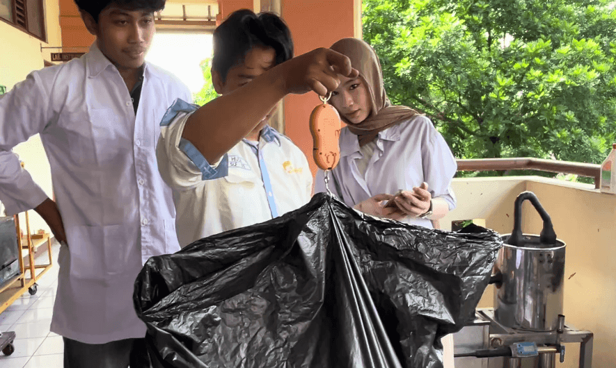 Mahasiswa KKN Undip Kelompok 8 Kenalkan Teknologi Pirolisis untuk Ubah Sampah Plastik Jadi Bahan Bakar