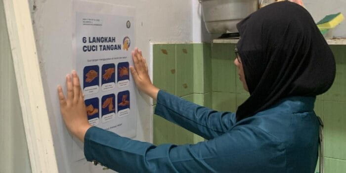 Tim KKN-T 117 Kelompok 4 UNDIP Tingkatkan Pembiasaan Cuci Tangan 6 Langkah WHO di Lingkungan Indekos Tembalang