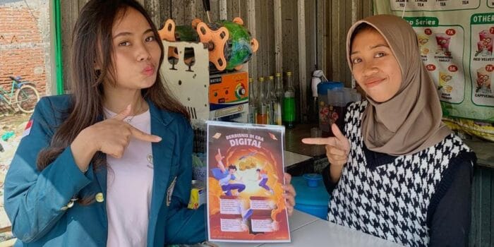 Mahasiswa KKN-T Tim 18 Undip Sosialisasikan Digitalisasi Bisnis Langsung ke Pelaku UMKM di Bonang, Demak