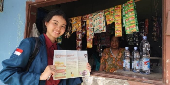 Tingkatkan Penjualan Warung Sembako, Mahasiswa KKN-T 18 UNDIP Sosialisasikan Strategi Pemasaran Digital di Bonang, Demak