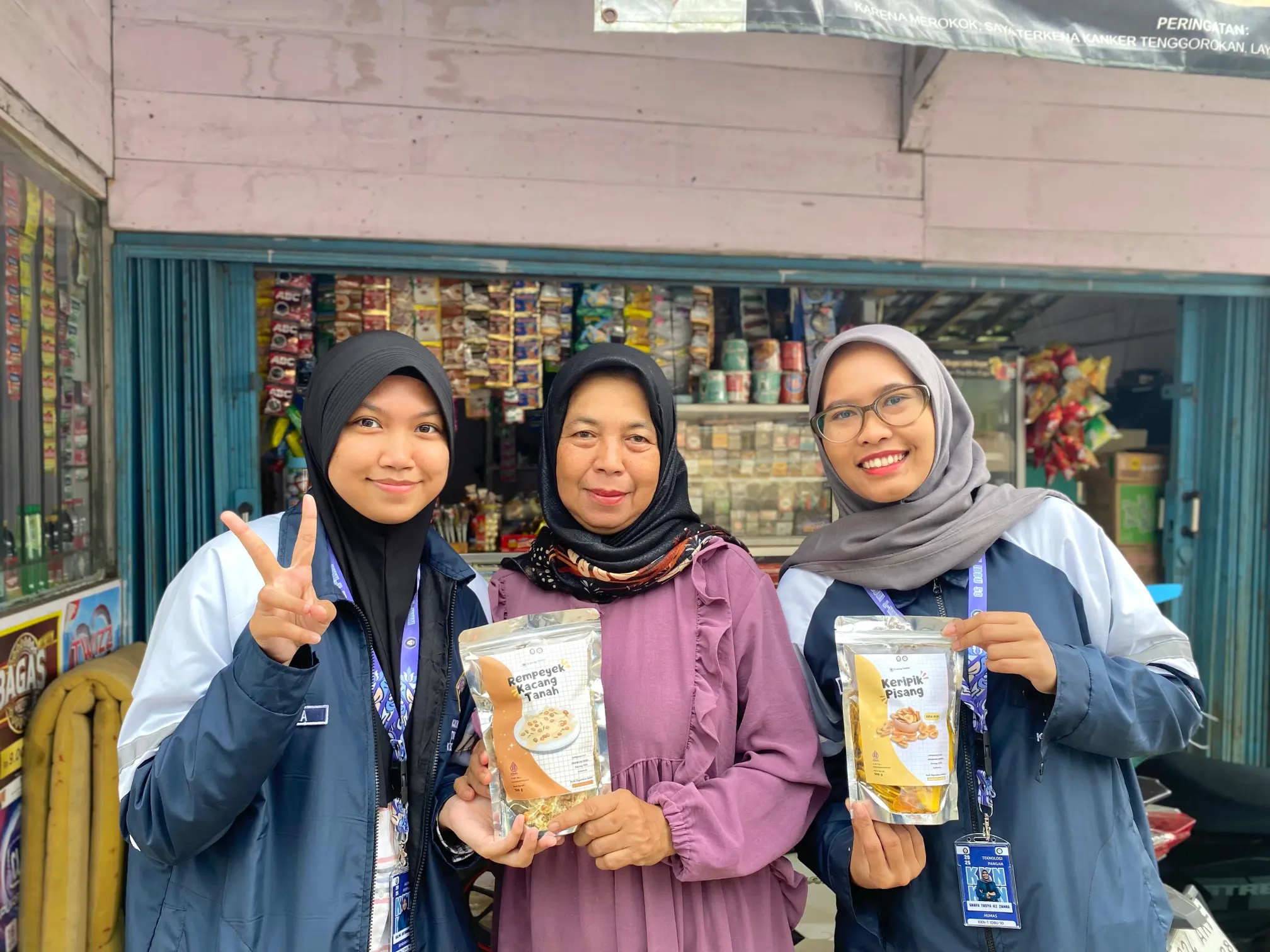 Dari Kemasan Polos ke Produk Siap Edar, Mahasiswa KKN-T Bantu UMKM Dukuh Rembul Penuhi kemasan dan label sesuai Standar BPOM! Dari Kemasan Polos ke Produk Siap Edar, Mahasiswa KKN-T Bantu UMKM Dukuh Rembul Penuhi kemasan dan label sesuai Standar BPOM!