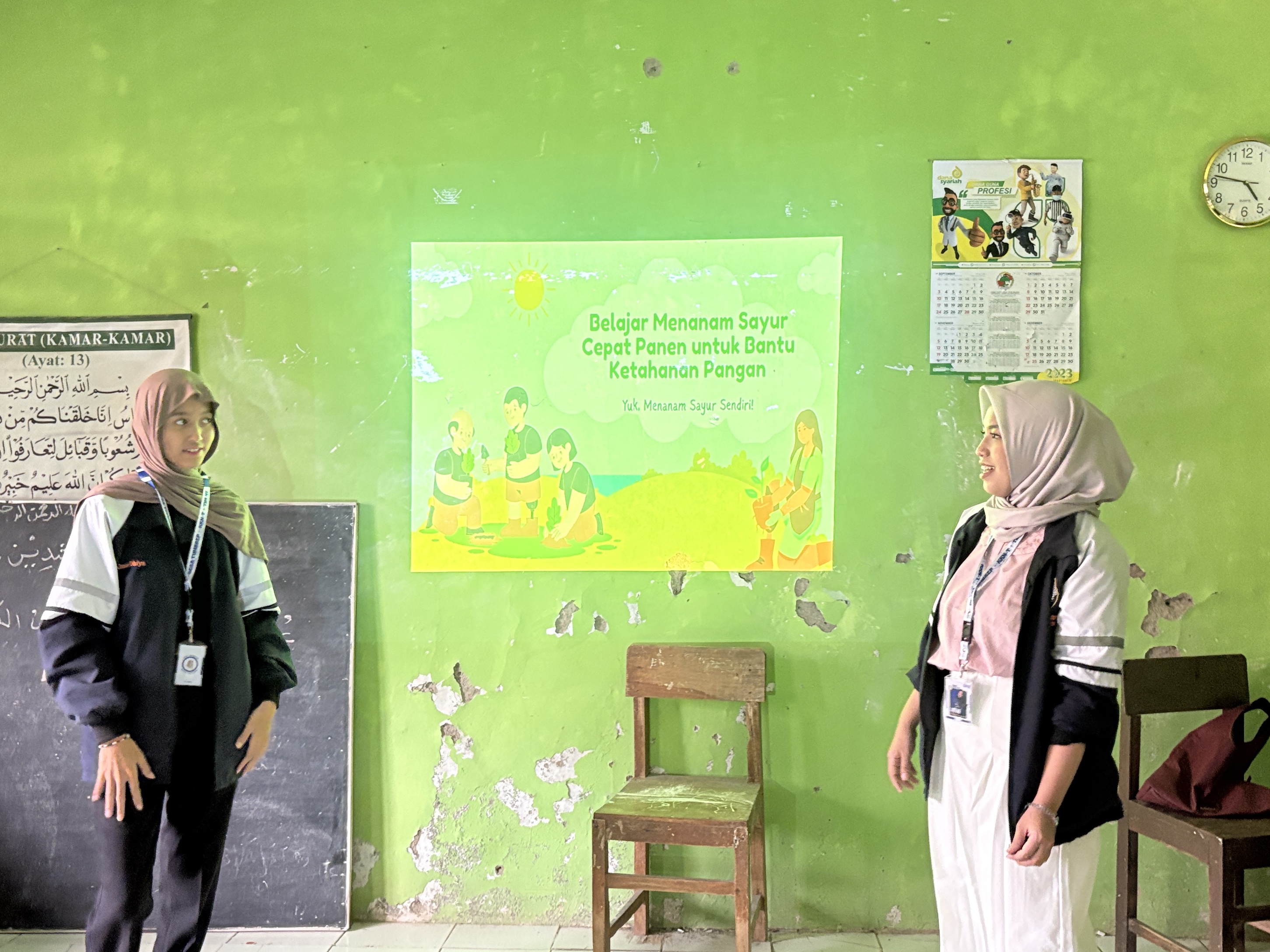 Mahasiswa KKN-T Undip Ajak Anak-anak Gemar Menanam Lewat Vertikultur Kangkung di Dusun Cepoko Mahasiswa KKN-T Undip Ajak Anak-anak Gemar Menanam Lewat Vertikultur Kangkung di Dusun Cepoko