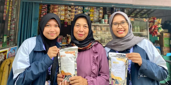 Dari Kemasan Polos ke Produk Siap Edar, Mahasiswa KKN-T Bantu UMKM Dukuh Rembul Penuhi kemasan dan label sesuai Standar BPOM!