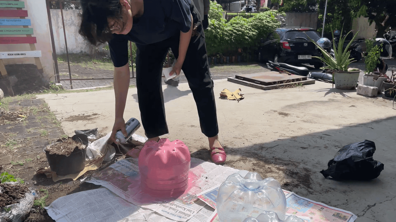 Ubah Sampah Plastik Jadi Pot TOGA, Kreativitas Mahasiswa KKN UNDIP Wujudkan Semangat Daur Ulang di Sambiroto