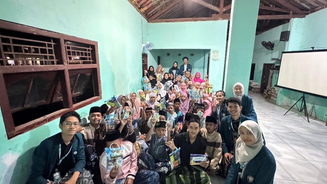 Mahasiswa KKN UNDIP Edukasi Program GEMIKAN (Gerakan Mengenal dan Makan Ikan) di Desa Blacana Pekalongan A group of people sitting in a hallway AI-generated content may be incorrect.