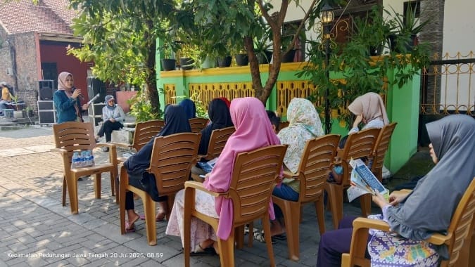 A group of people sitting in chairs outside Description automatically generated