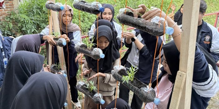 Mahasiswa KKN-T Undip Ajak Anak-anak Gemar Menanam Lewat Vertikultur Kangkung di Dusun Cepoko