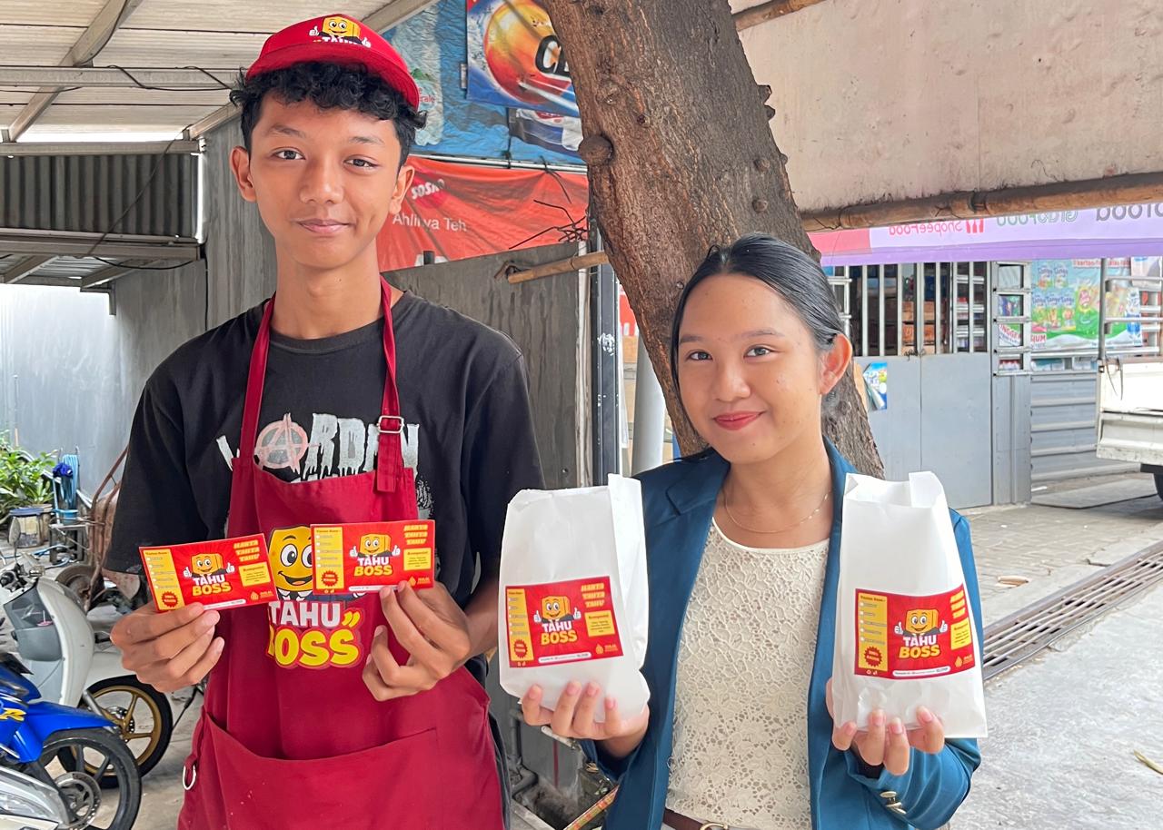 Tingkatkan Mutu dan Keamanan Produk Pangan, Mahasiswa KKN UNDIP Berdayakan UMKM Tahu Boss Lewat Edukasi Hygiene dan Hadirkan Desain Kemasan Inovatif WhatsApp Image 2025-07-20 at 21.42.42_81b25e94