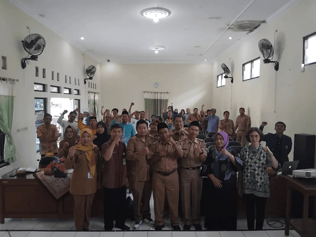 KKN-T 18 UNDIP Bantu Bentuk Koperasi Merah Putih di Tiga Desa Pesisir Demak: Produksi 63 Video Edukasi, Rancang 7 Unit Usaha, Dampingi Bimtek ke Provinsi. KKN-T 18 UNDIP Bantu Bentuk Koperasi Merah Putih di Tiga Desa Pesisir Demak: Produksi 63 Video Edukasi, Rancang 7 Unit Usaha, Dampingi Bimtek ke Provinsi.