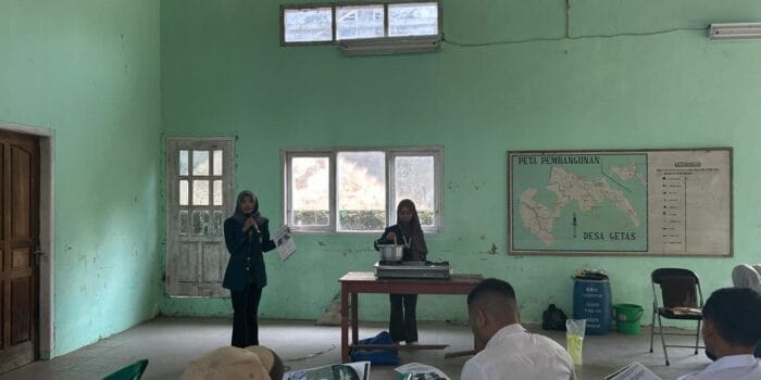 Kenalkan Empat Jurus Sukses, Mahasiswa KKN Universitas Diponegoro Bantu Peternak Desa Getas Optimalkan Pemasaran Produk Susu Kambing
