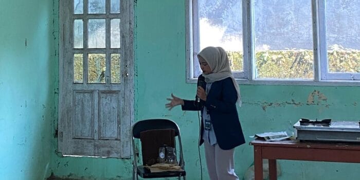 Digitalisasikan Bisnis Peternak, Mahasiswi ini Edukasi dan Dampingi Peternak Cara Pembuatan Akun Media Sosial Bisnis dan Praktik Foto Produk Susu Kambing