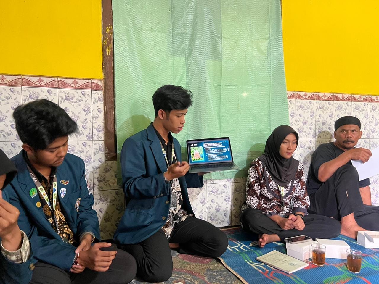 Mahasiswa UNDIP Gelar Sosialisasi Manajemen Layanan Publik untuk UMKM Kopi Makerti Utomo di Desa Getas Kendal Mahasiswa UNDIP Gelar Sosialisasi Manajemen Layanan Publik untuk UMKM Kopi Makerti Utomo di Desa Getas Kendal