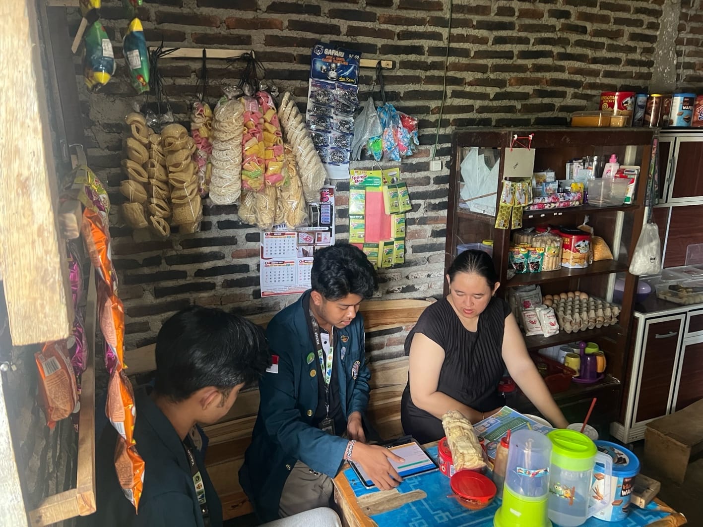 Mahasiswa KKN Undip Kenalkan BukuWarung, Solusi Pencatatan Keuangan Praktis bagi UMKM Desa Getas