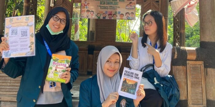 Hadirkan Pojok Bahasa, Inovasi TIM 1 KKN Universitas Diponegoro untuk Meningkatkan Literasi Anak Lewat Cerita Bilingual Nilai Budaya di Desa Pakintelan